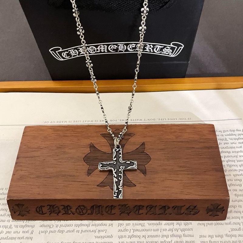 Ch*0me He**ts necklaces